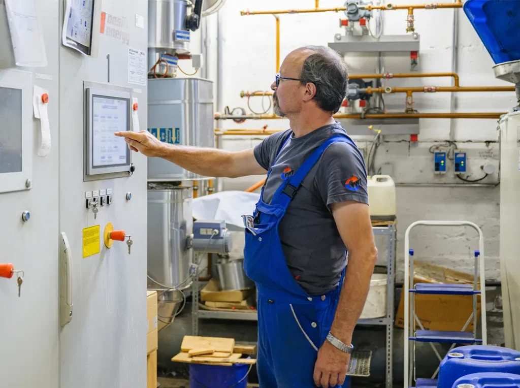 FWT - Handwerker macht Einstellungen an einer Maschine