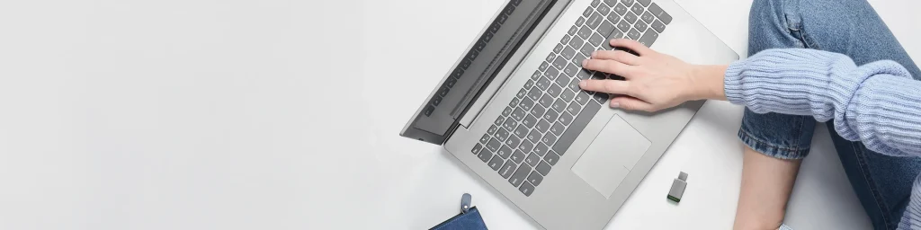 FWT - Junge Frau liest am Laptop