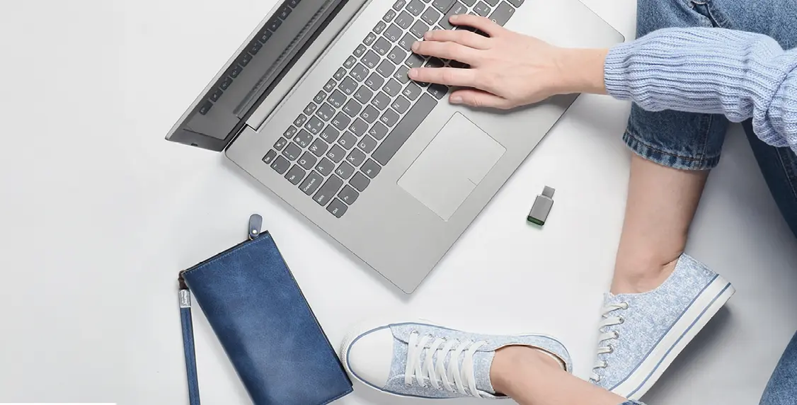 FWT - Aktuelles - Junge Frau bedient ein Laptop