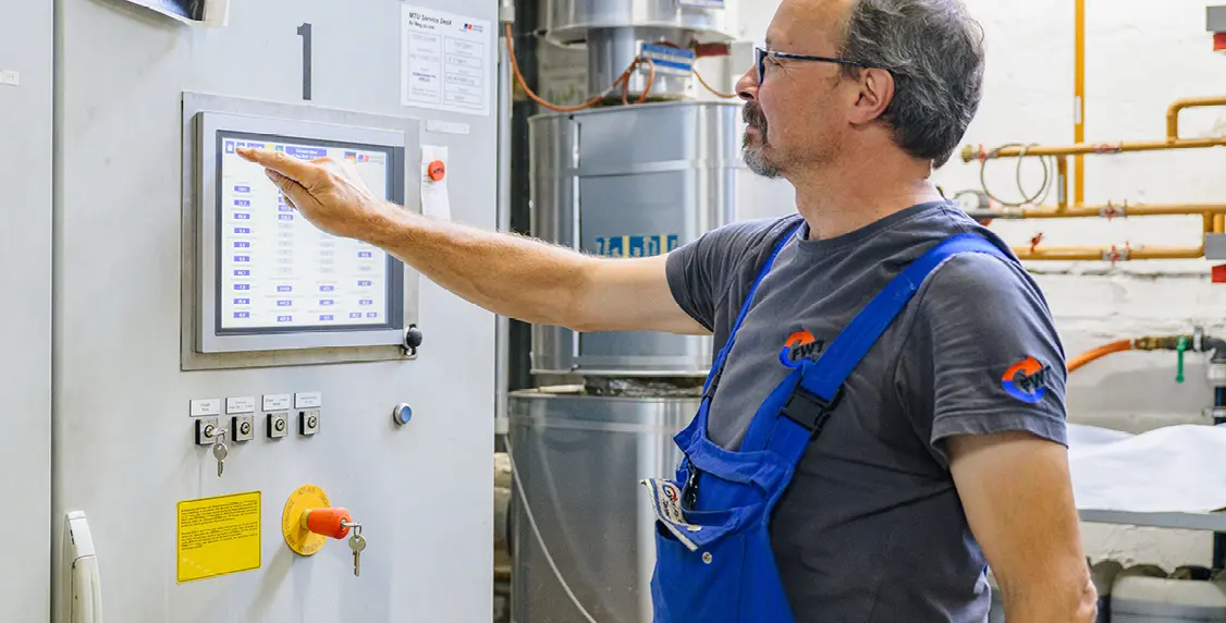 FWT - Info-Center - FWT Mitarbeiter bedient Touch Screen